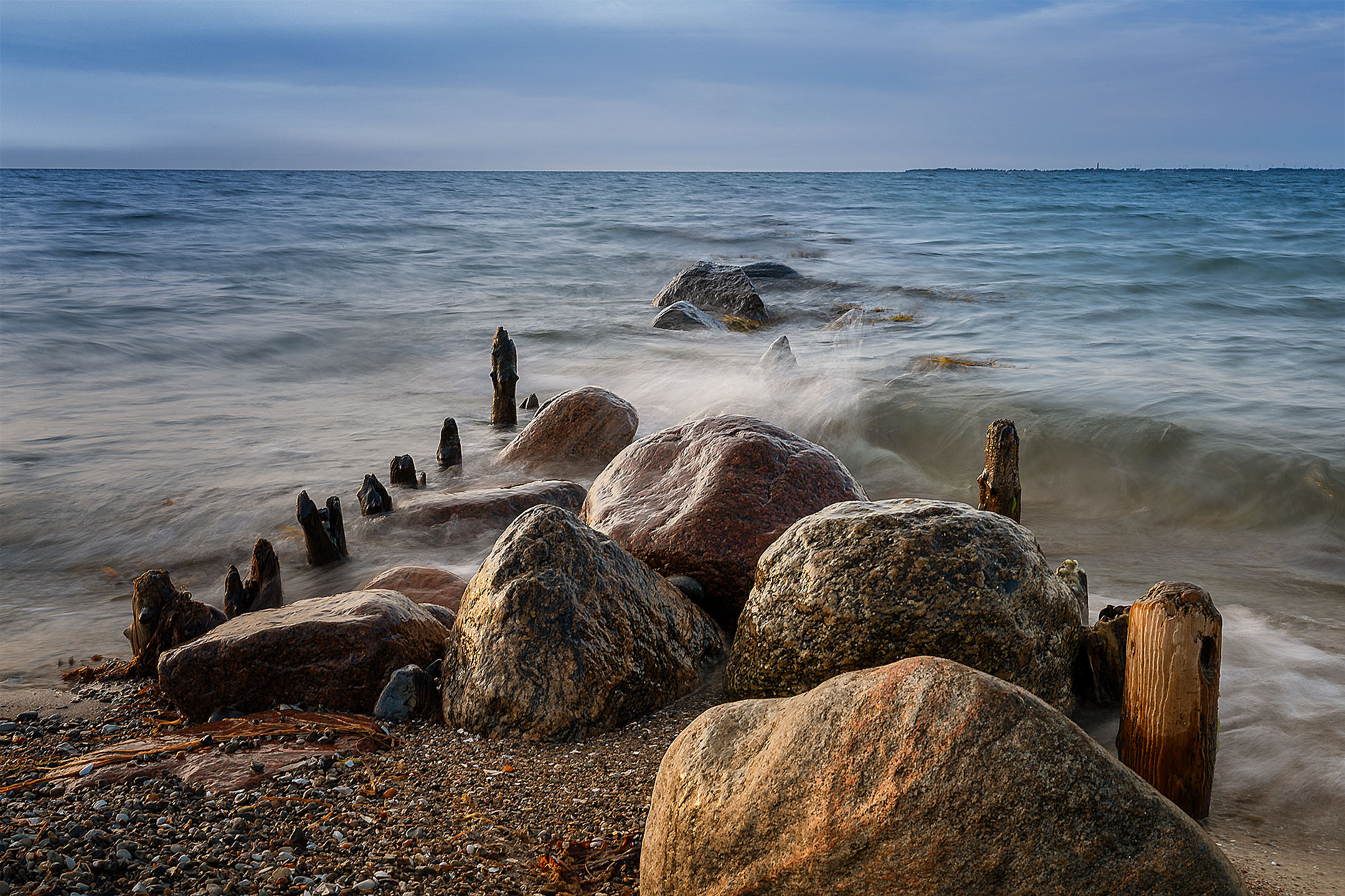 Landschaften - Nordsee und Ostsee: Heiligenhafen Steine im Wasser